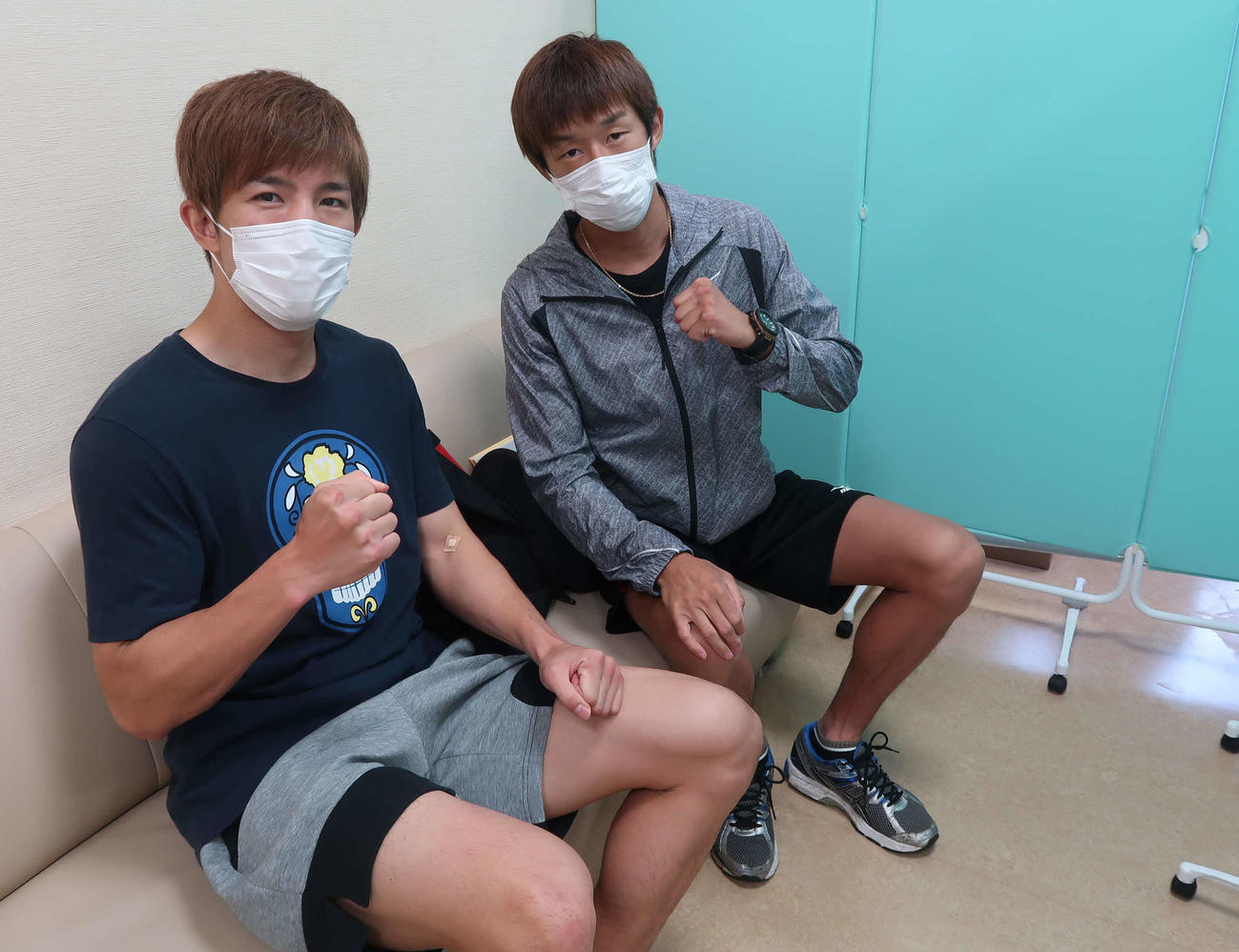 抗体検査を受けた清水（右）と井上浩