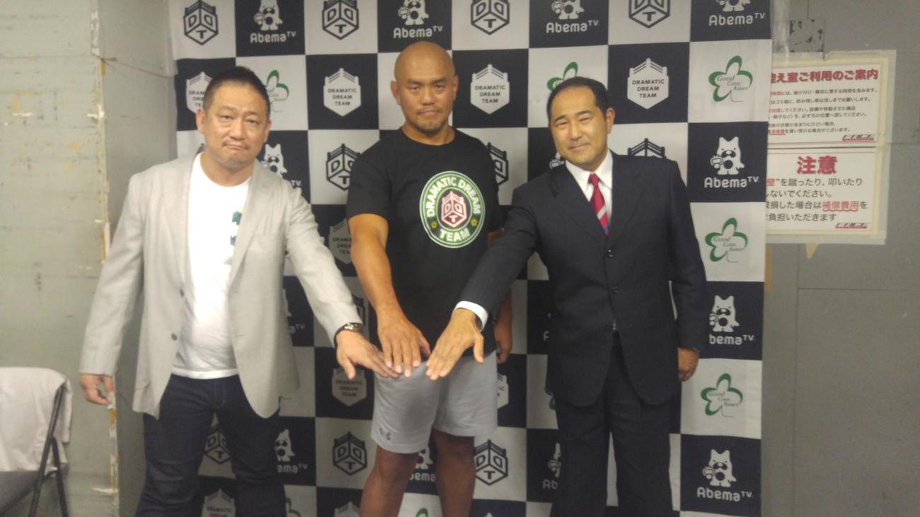 DDTへのレンタル移籍が決まった秋山準（中央）。左はDDT高木三四郎社長、右は福田剛紀社長