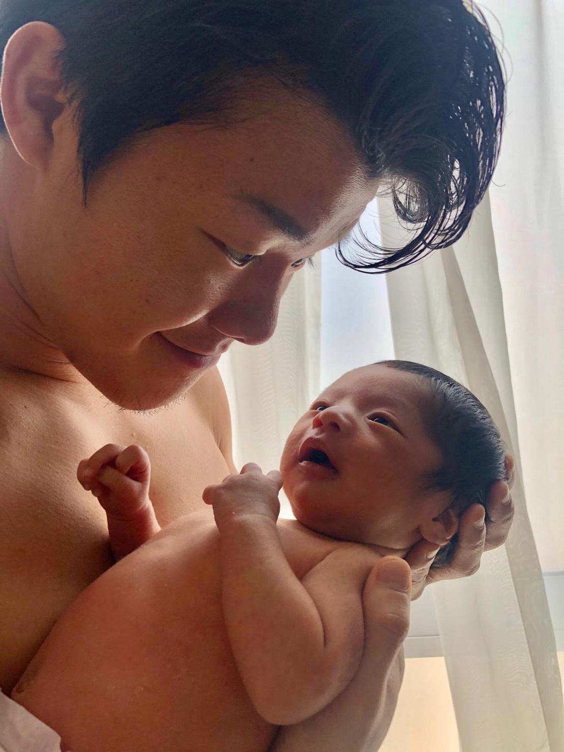 5月27日に生まれた長男望有くんを抱く亀田和毅（亀田和毅提供）