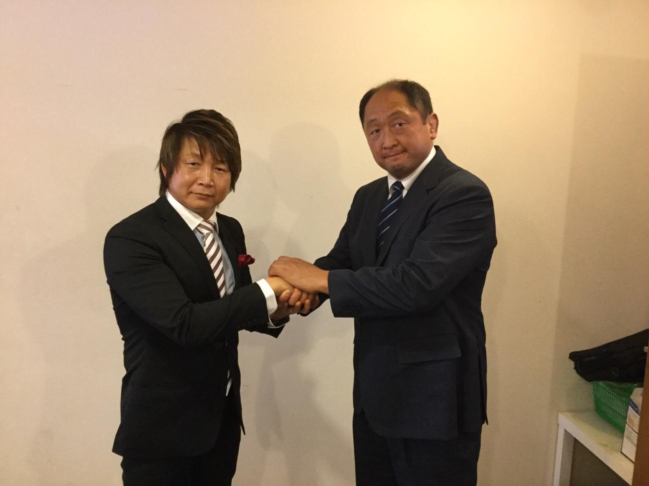 消毒した後に握手する日高郁人（左）と大谷晋二郎（プロレスリングゼロワン提供）