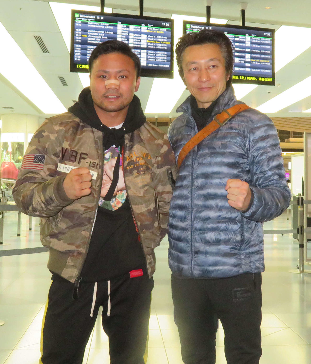 18年2月、合宿などのために米ロサンゼルスに出発する比嘉大吾（左）と野木丈司トレーナー