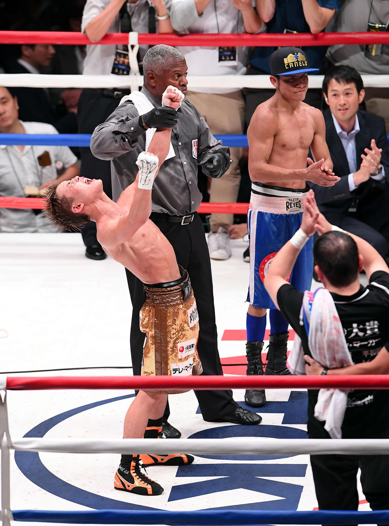 17年7月、デビューからわずか1年3カ月で世界王座を獲得して喜びを爆発させる