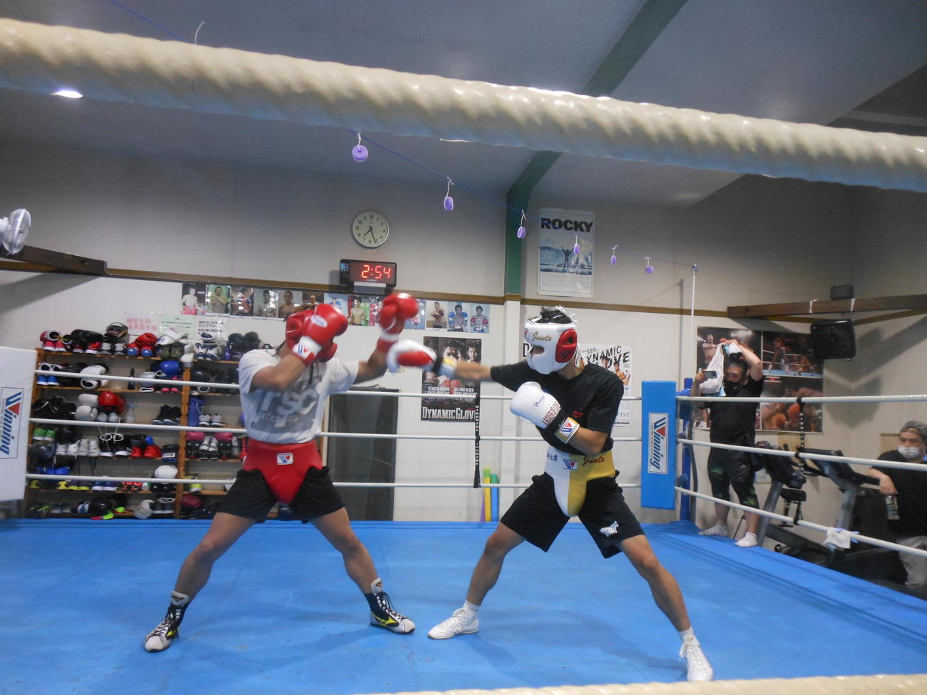 6月、ボクシングWBO世界フライ級3位中谷潤人（右）は世界戦へ向けて日本ユース王者石井渡士也とスパーリングする