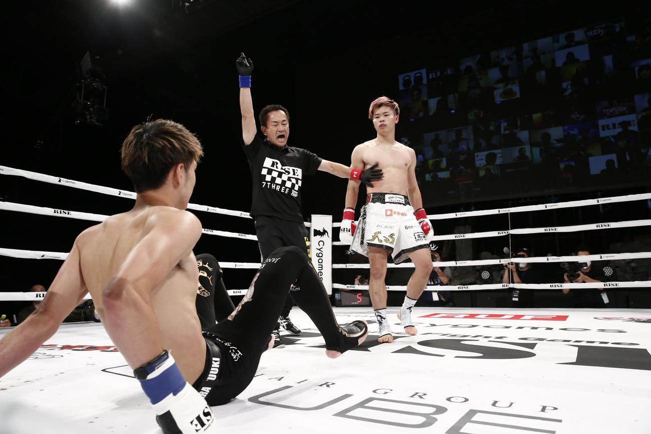 笠原友希（左）から2度目のダウンを奪う那須川天心（C）RISE