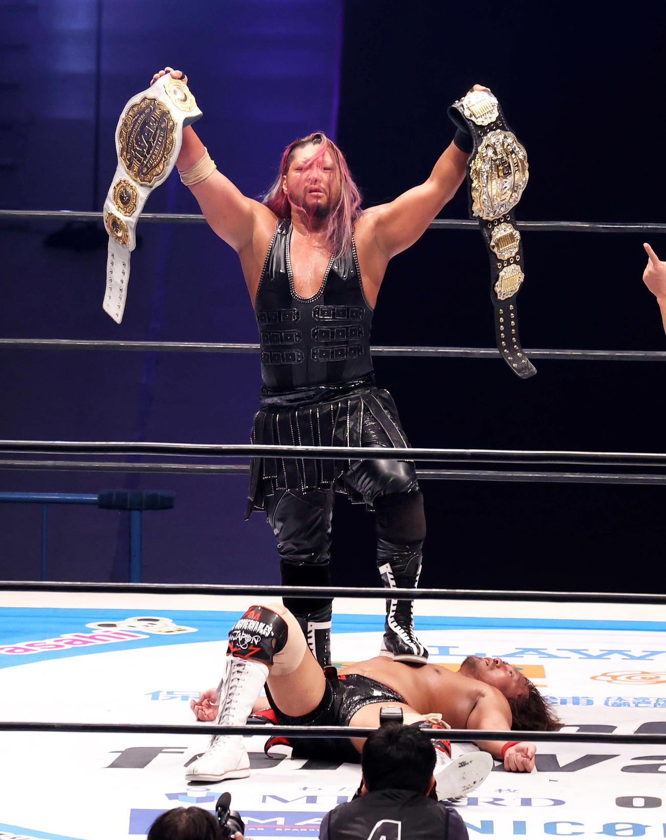 内藤哲也（下）を破りベルトを両手で持ち上げるEVIL（撮影・鈴木正人）