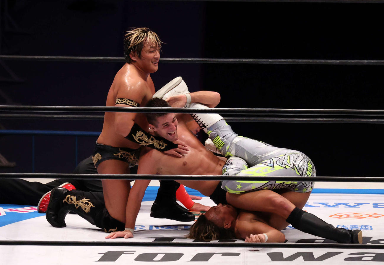勝利し笑顔を見せるタイチ（左）とザック・セイバーJr.右は棚橋弘至（撮影・鈴木正人）