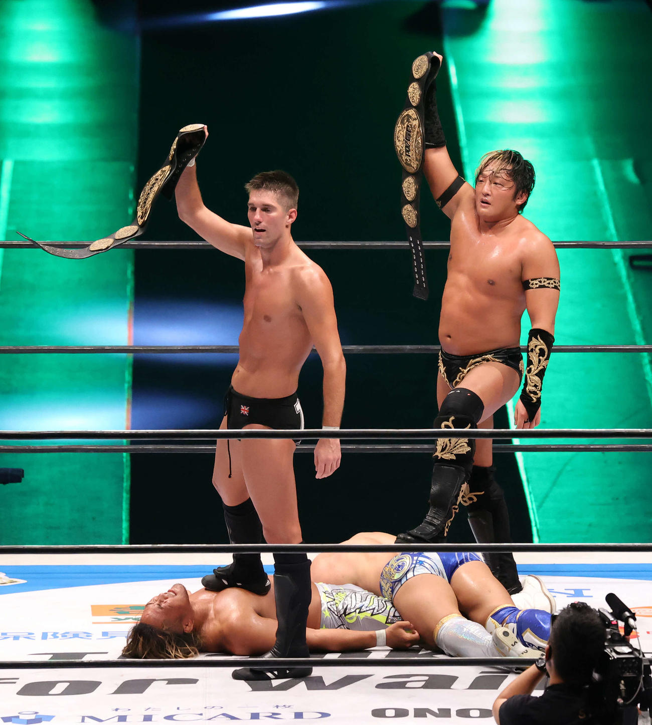 勝利し棚橋弘至、飯伏幸太（下）を踏みつけるザック・セイバーJr.（左）とタイチ（撮影・鈴木正人）