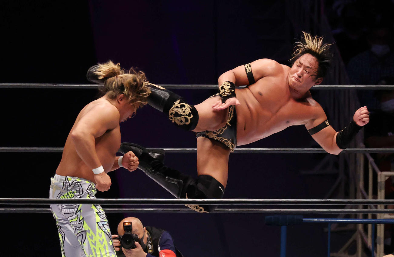 棚橋弘至（左）にハイキックをするタイチ（撮影・鈴木正人）