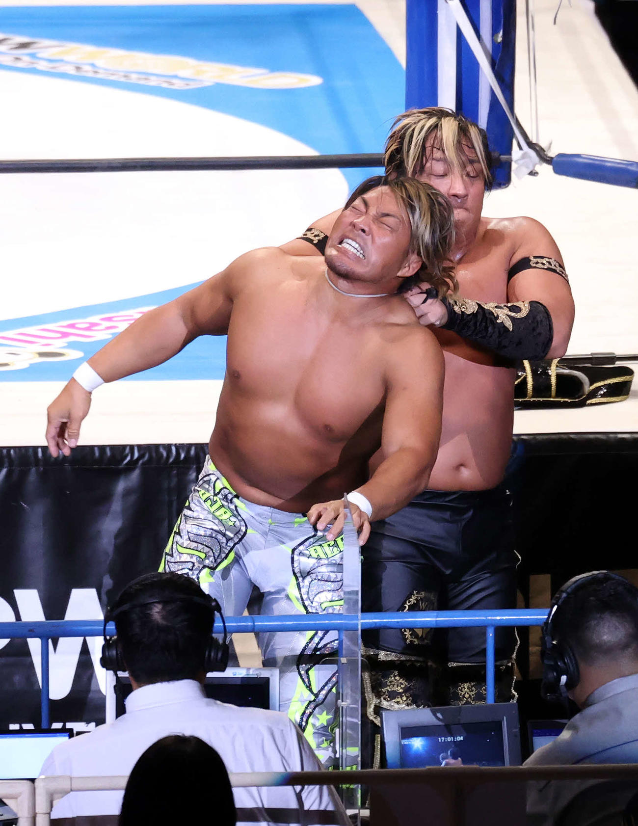 タイチ（右）に首を絞められる棚橋弘至（撮影・鈴木正人）