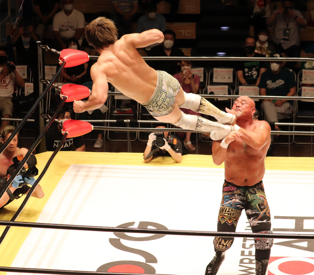 武藤敬司（右）にドロップキックを決める清宮海斗（撮影・高場泉穂）