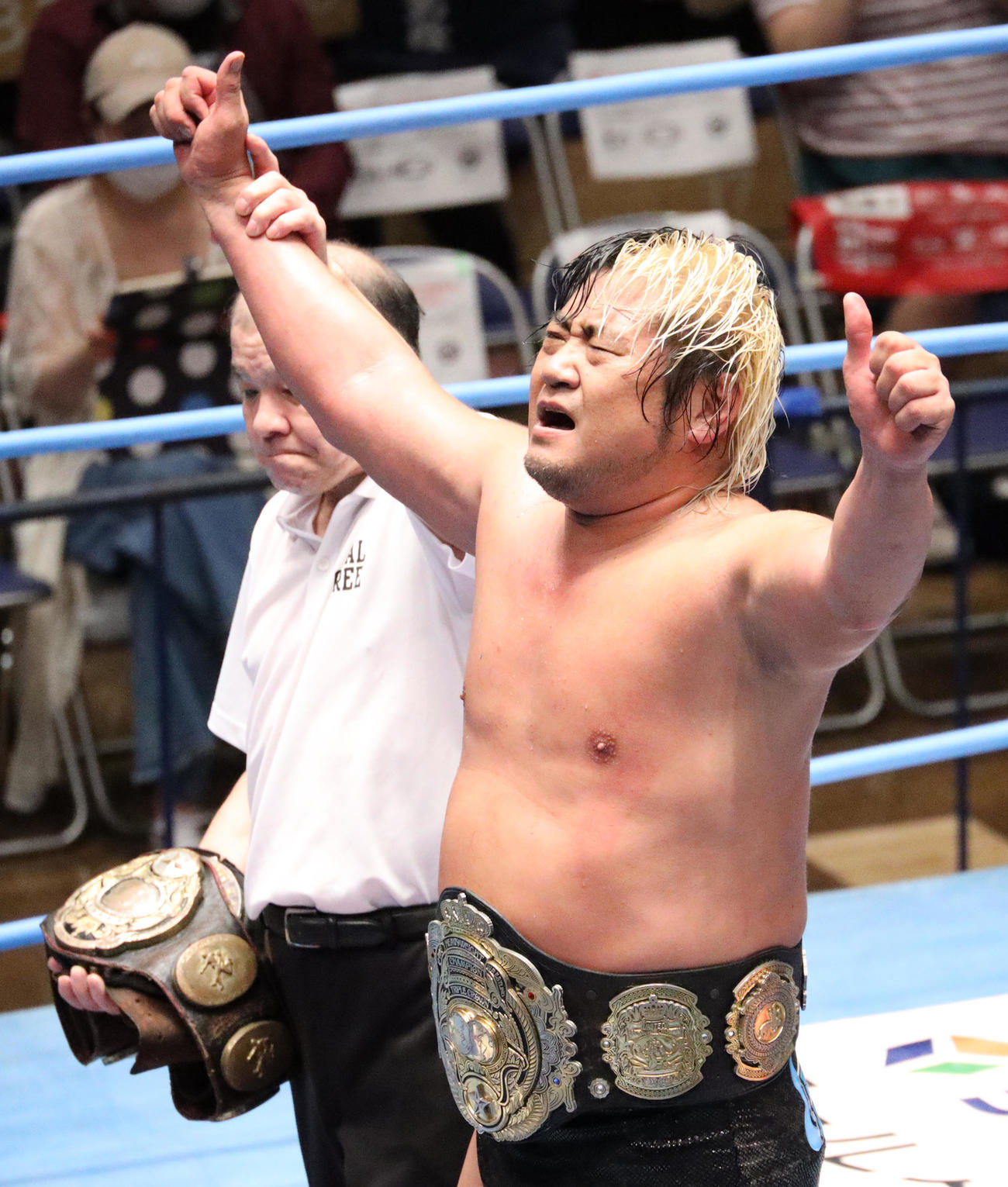 三冠ヘビー級タイトル防衛に成功した諏訪魔（撮影・中島郁夫）
