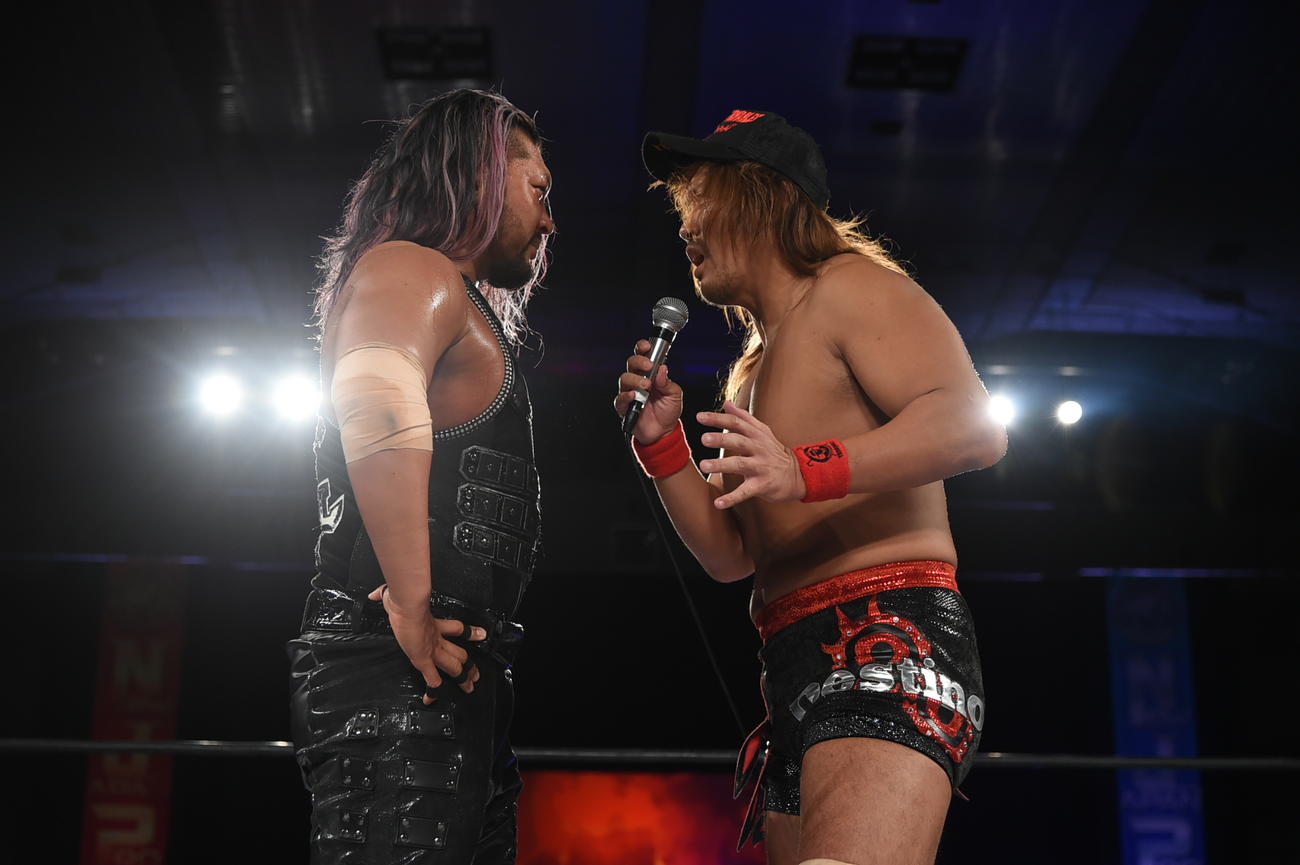 2冠を防衛したEVIL（左）に再戦を呼びかける内藤哲也（新日本プロレス提供）