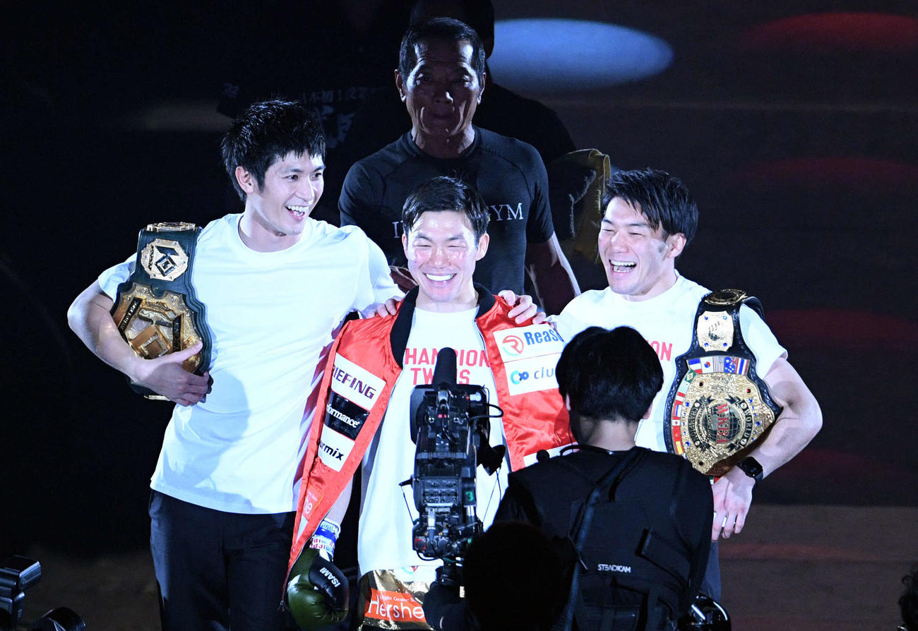 「RIZIN20」で那須川天心と対戦する江幡塁（中央）と、入場する三浦春馬さん（左）。右は江幡睦（19年12月31日）