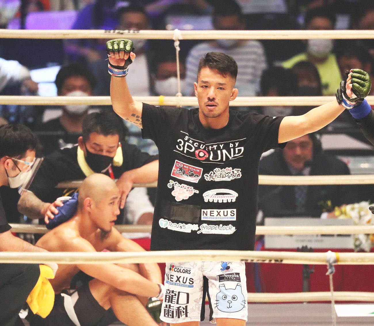 山本アーセン対加藤ケンジ　山本（左）に1回KO勝利する加藤（撮影・河田真司）
