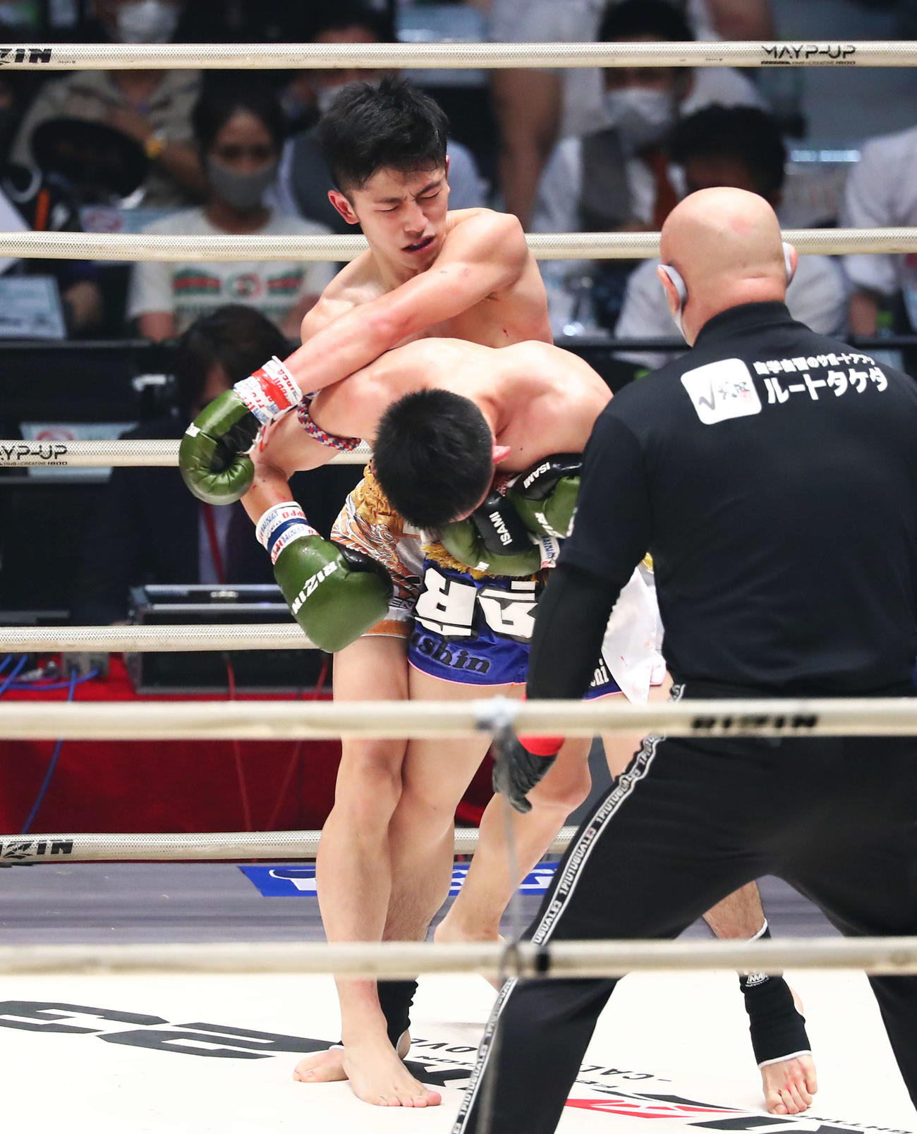 吉成名高対優心　2回、優心（下）を攻める吉成（撮影・河田真司）