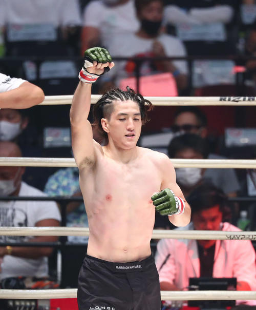 井上直樹対渡部修斗 渡部に勝利しガッツポーズをする井上(撮影・河田真司)