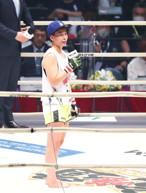 古瀬に勝利しマイクパフォーマンスをする浅倉(撮影・河田真司)