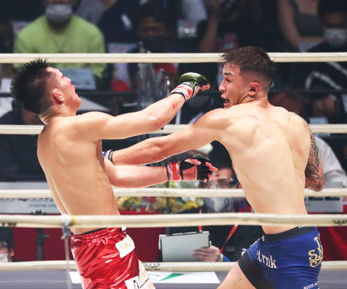 白川陸斗対萩原京平 3回、白川(左)を攻める萩原(撮影・河田真司)