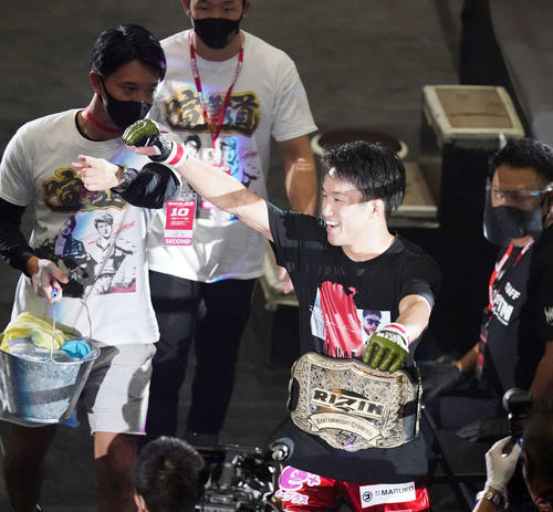 朝倉海対扇久保博正　1回TKO勝ちしベルトを巻き笑顔で引き揚げる新王者の朝倉海（撮影・江口和貴）