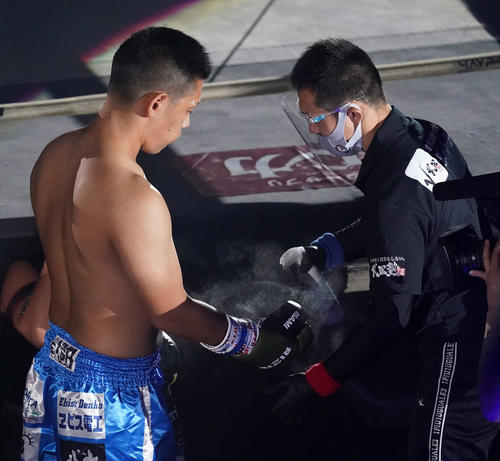 松倉信太郎対森興二　試合前、消毒を受ける森（左）（撮影・江口和貴）