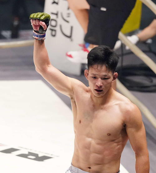 朴光哲対青井人　3回終了後、判定前に勝利を確信しガッツポーズする青井（撮影・江口和貴）