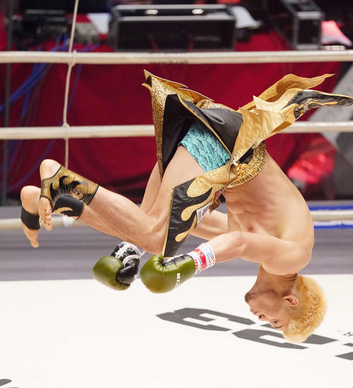 原口健飛対大雅　大雅に1回KO勝ちしバク宙する原口（撮影・江口和貴）