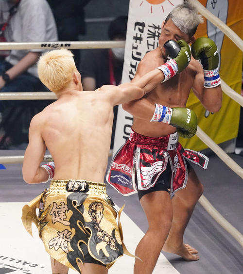 原口健飛対大雅　1回、大雅（右）から1回目のダウンを奪う原口（撮影・江口和貴）