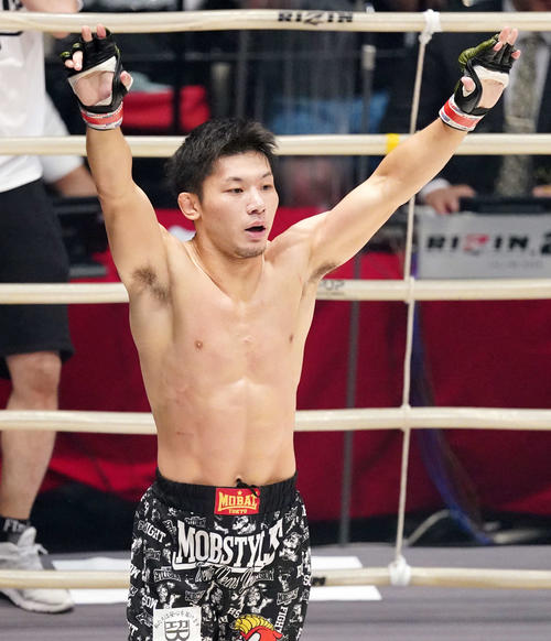 斎藤裕対摩嶋一整　2回TKO勝ちし喜ぶ斎藤（撮影・江口和貴）