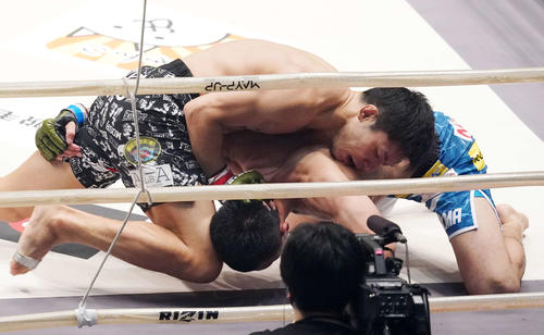 斎藤裕対摩嶋一整　2回、摩嶋を攻めTKO勝ちした斎藤（撮影・江口和貴）