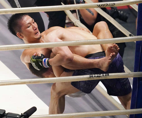 元谷友貴対魚井フルスイング　3回、魚井（右）にKO勝ちする元谷（撮影・江口和貴）