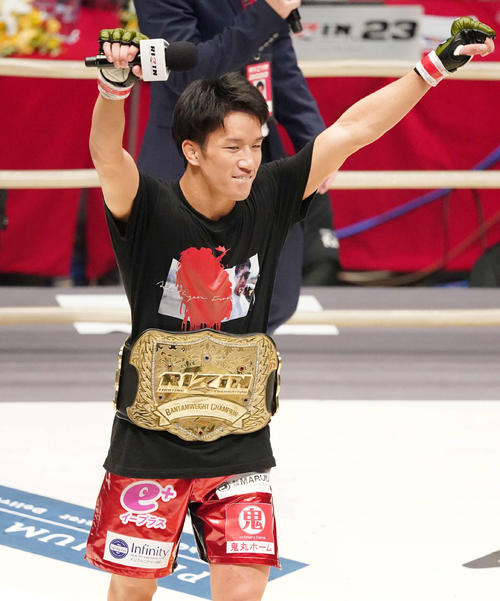 朝倉海対扇久保博正　1回TKO勝ちしベルトを巻く新王者の朝倉海（撮影・江口和貴）