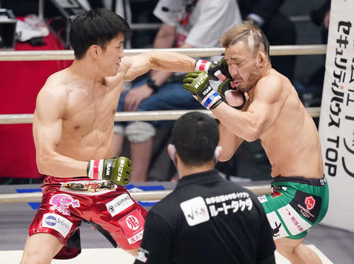 朝倉海対扇久保博正　1回、扇久保（右）にパンチを見舞う朝倉海（撮影・江口和貴）