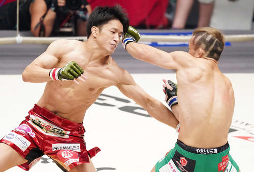 朝倉海対扇久保博正　1回、扇久保（右）にパンチを見舞う朝倉海（撮影・江口和貴）