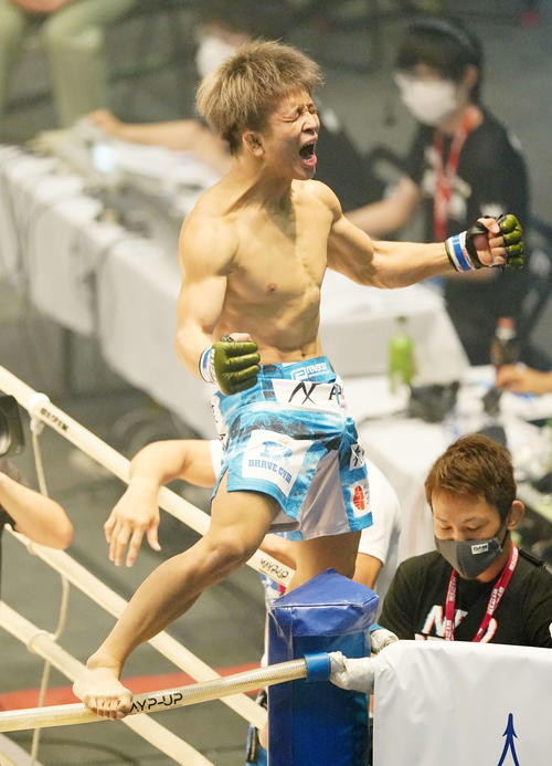 中村優作対竿本樹生　中村に1回KO勝ちしガッツポーズの竿本（撮影・江口和貴）