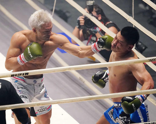 松倉信太郎対森興二　1回、森（右）にパンチを決める松倉（撮影・江口和貴）