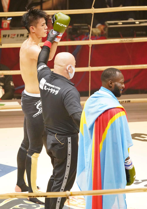 海人対ロクク・ダリ　ダリ（手前）に判定勝ちした海人（撮影・江口和貴）