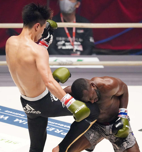海人対ロクク・ダリ　2回、ダリ（右）に膝を入れる海人（撮影・江口和貴）