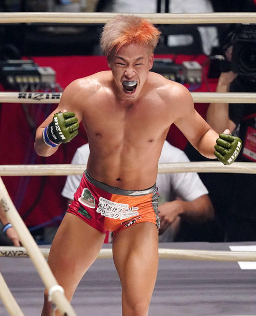 伊藤盛一郎対神龍誠　2回KOで伊藤に勝利し歓喜する神龍（撮影・江口和貴）