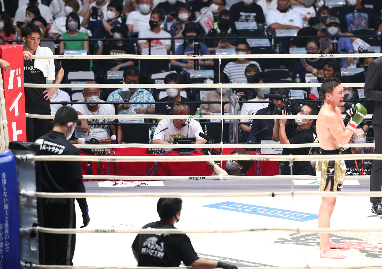 江幡塁（右）は、親友の故三浦春馬さんへの思いを語る。左は兄の江幡睦（撮影・河田真司）