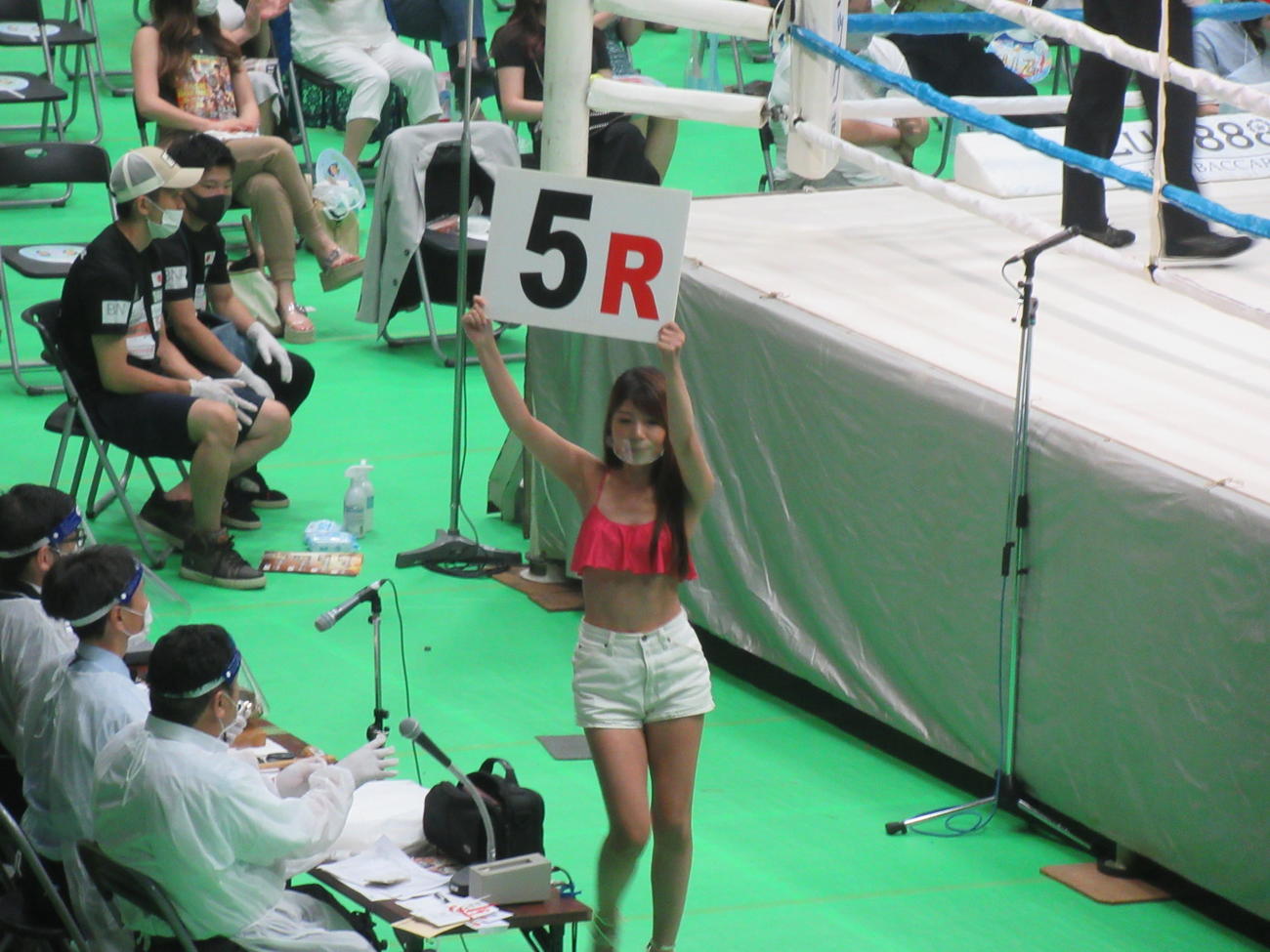 ラウンドガールも場外を練り歩く（撮影・実藤健一）