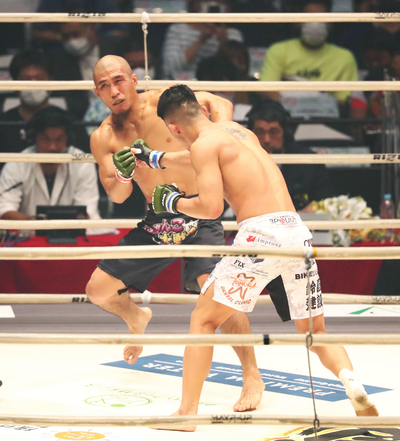 山本アーセン対加藤ケンジ　1回、山本（左）を右ストレートで沈める加藤（撮影・河田真司）