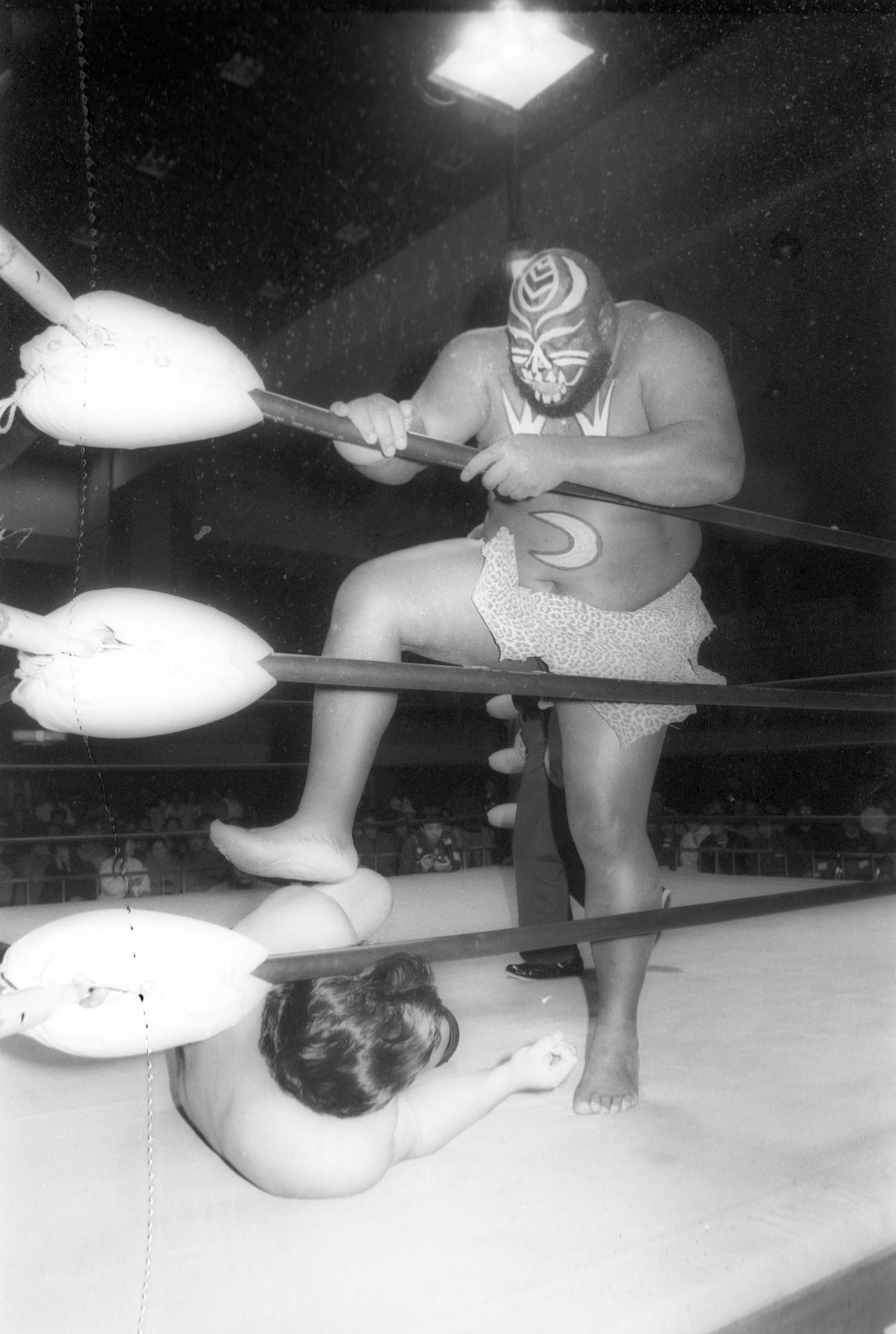 全日本プロレス　ジャイアント・キマラ、アブドーラ・ザ・ブッチャー組対田上明、谷津嘉章組　谷津嘉章（下）を踏みつける初代ジャイアント・キマラ（1989年2月26日）