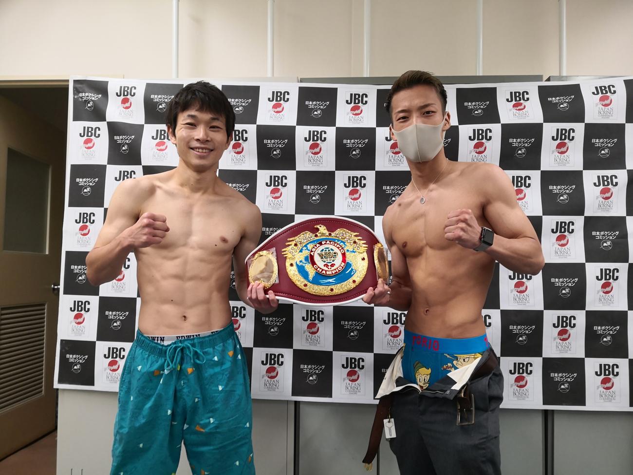 計量をクリアした戸高達（左）と山内涼太（角海老宝石ジム提供）