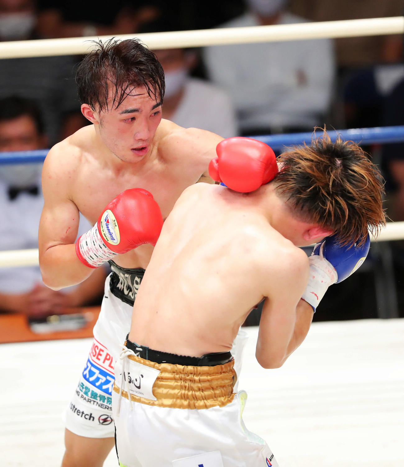 4回、三宅（左）を攻める松本圭（撮影・河田真司）