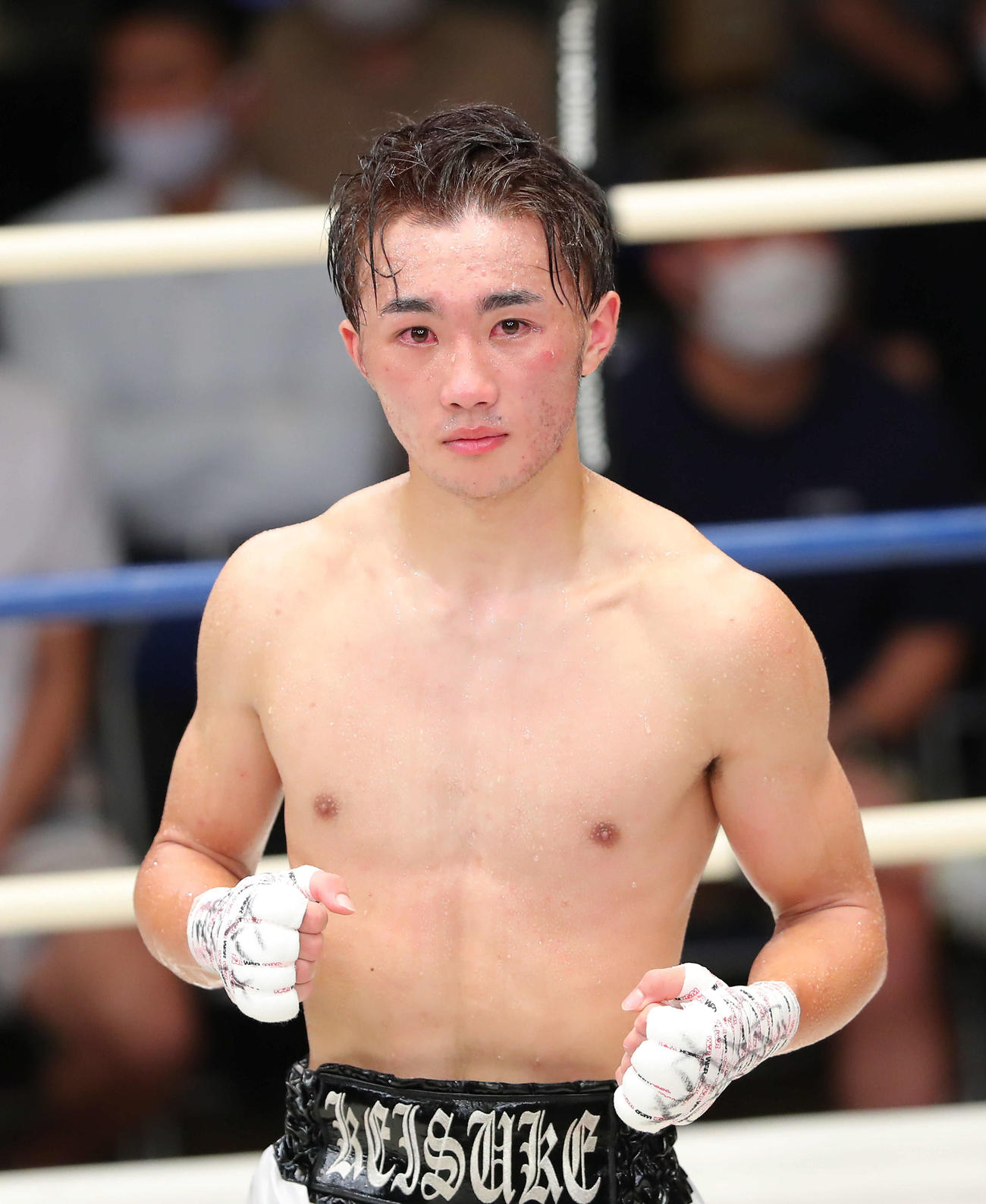 三宅に勝利した松本圭（撮影・河田真司）　　