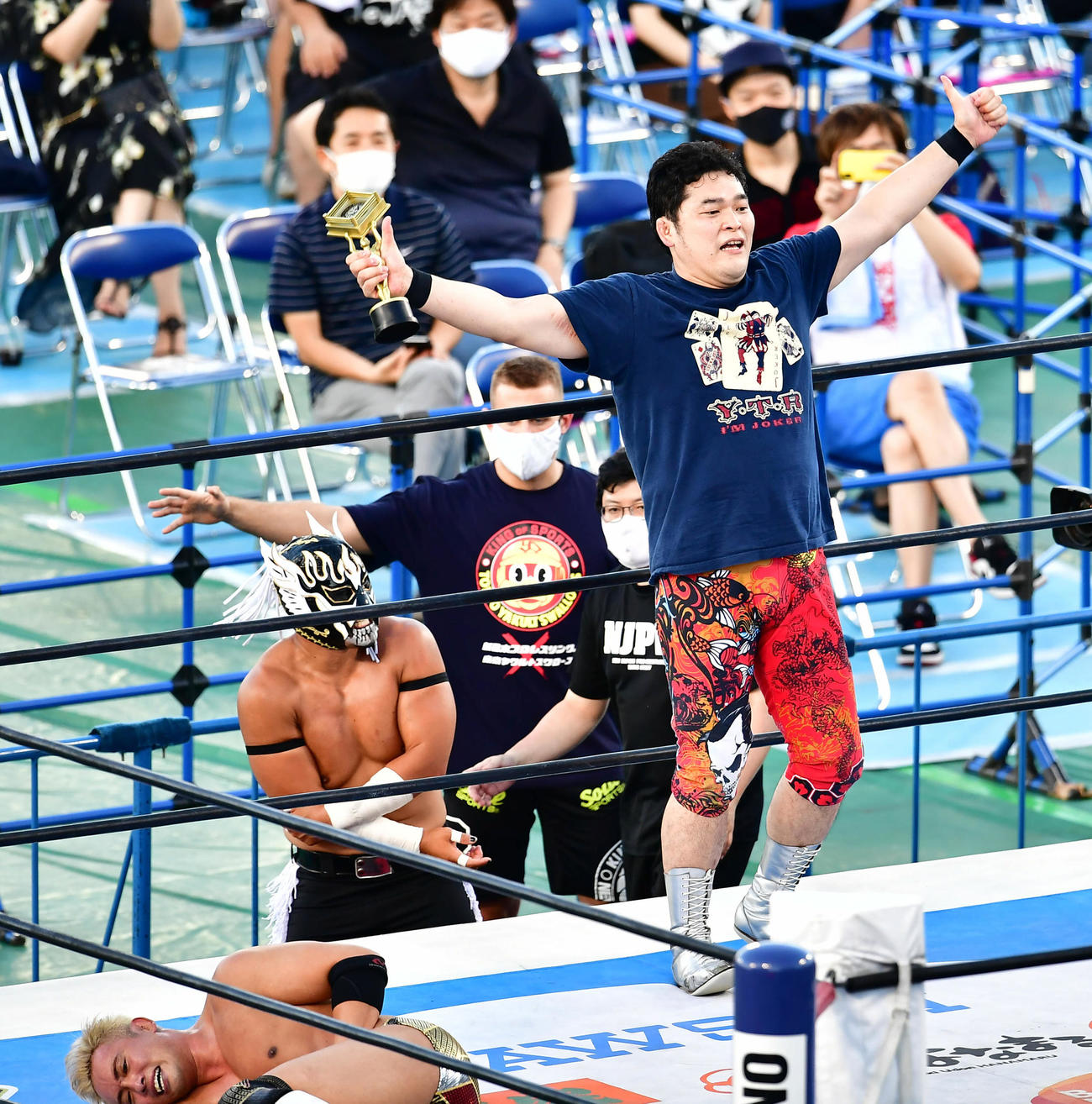 KOPW決定戦を制しトロフィーを掲げる矢野通（撮影・小沢裕）