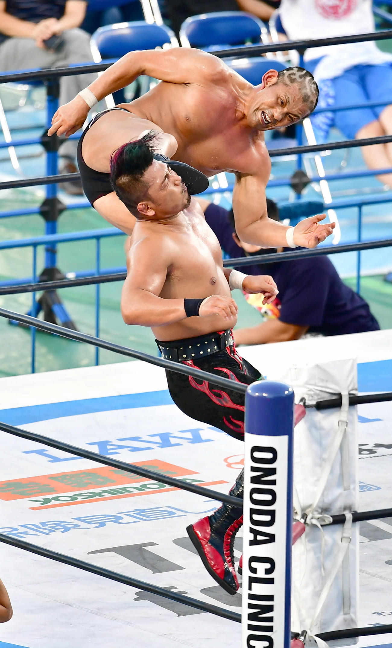 鷹木（手前）にドロップキックを浴びせる鈴木（撮影・小沢裕）