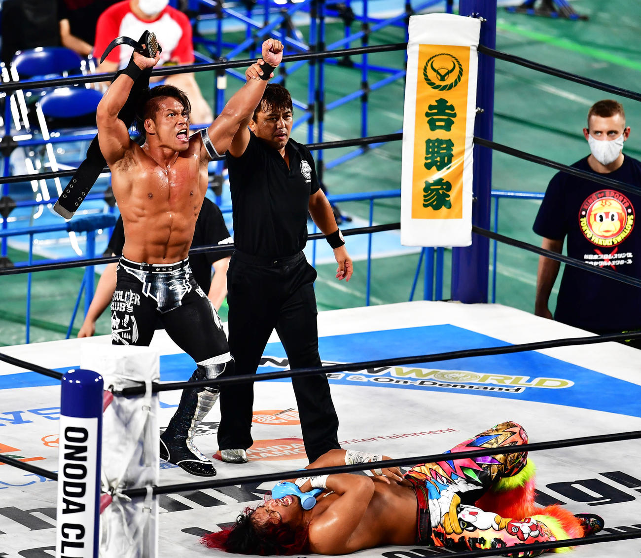 高橋を破りIWGPジュニアヘビー級新王者となった石森はベルトを掲げる（撮影・小沢裕）