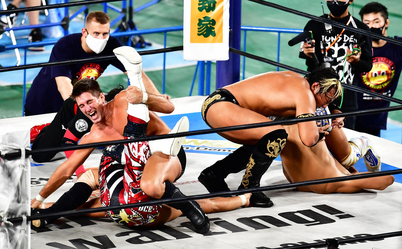 IWGPタッグ選手権試合の初防衛に成功し、雄たけびを上げるザック・セイバーJr.（左）（撮影・小沢裕）