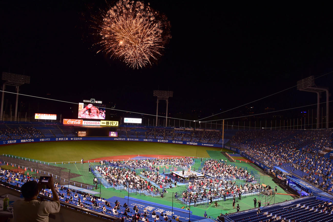 新日本プロレス神宮球場大会は成功に終わり内藤の合図で花火が打ち上がった（撮影・小沢裕）